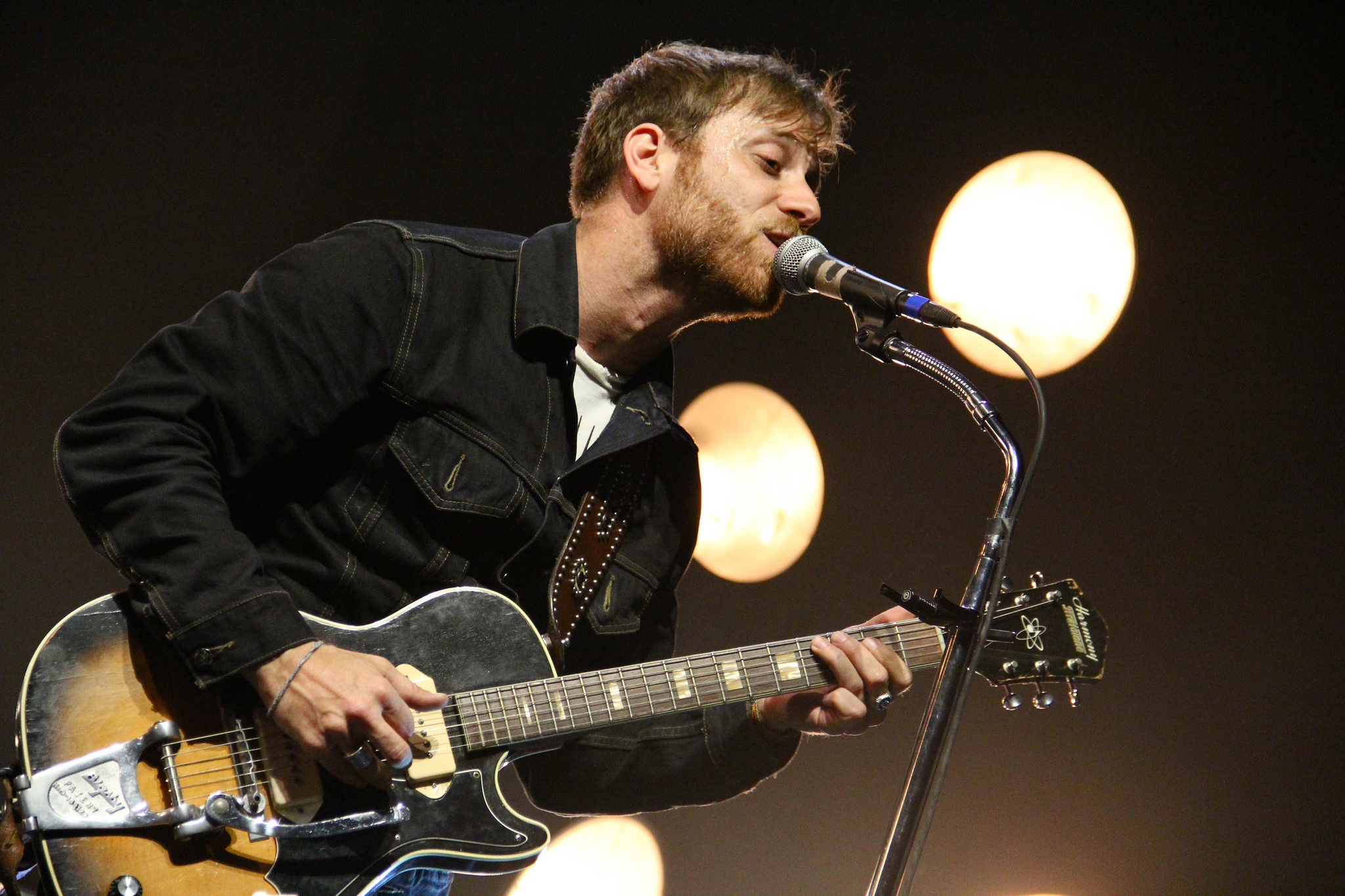 Dan_Auerbach_performing_with_the_Black_Keys