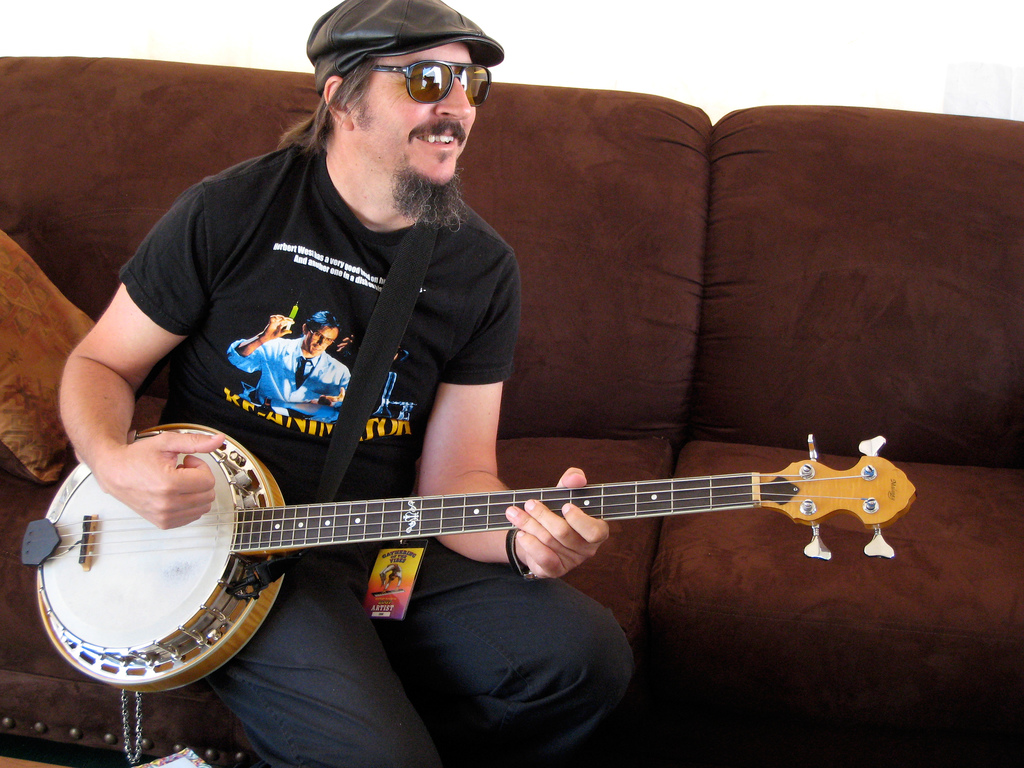 Les claypool rainbow bass. Бас лес Клейпул. Лес Клейпул бас гитара. Лес Клейпул Primus. Primus вокалист — les Claypool.