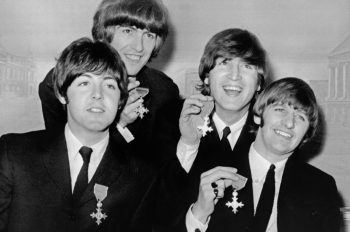 Beatles 1965 MBE Музыканты-орденоносцы
