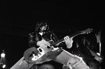8 октября 1948 года родился Джон Уильям Каммингс, известный широкой публике как Джонни Рамон, - гитарист легендарной американской панк-рок-группы Ramones. Он был одним из основателей группы и проделал с ней, как и вокалист Джоуи Рамон, весь долгий путь от создания до распада. В этот день мы предлагаем несколько любопытных фактов из биографии именинника. Цитаты