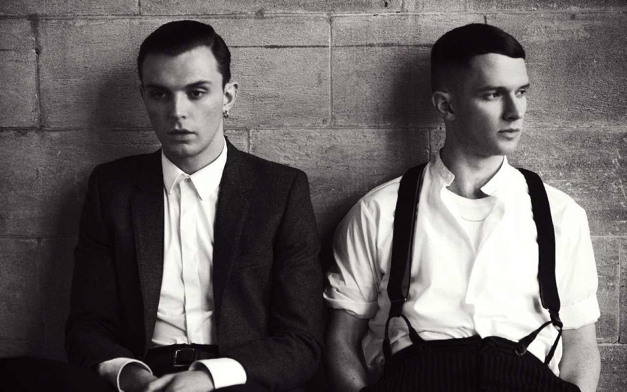 Бесплатная музыка hurts. Hurts. Hurts Band. Тео Хатчкрафт. Группа Хартс.