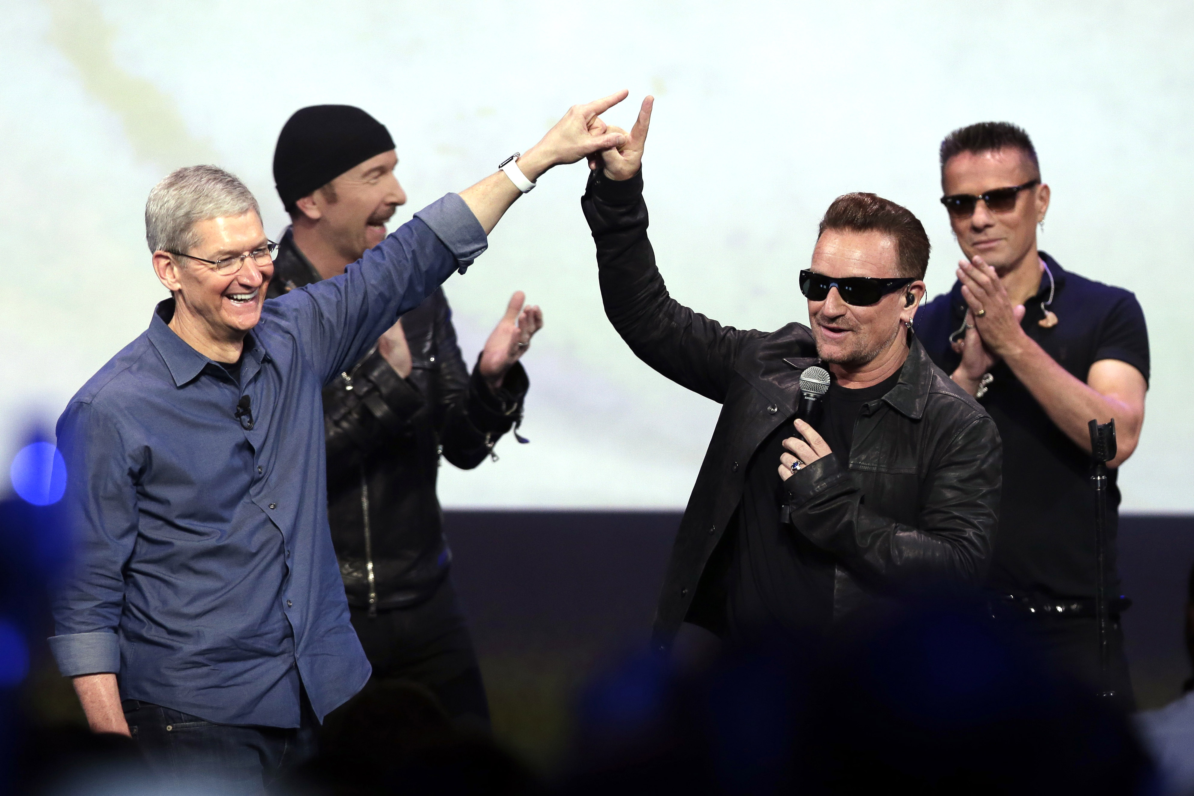 Ю 2 новые. U2. U2 Apple. Боно u2 и Бекхэм. U2 новый альбом.