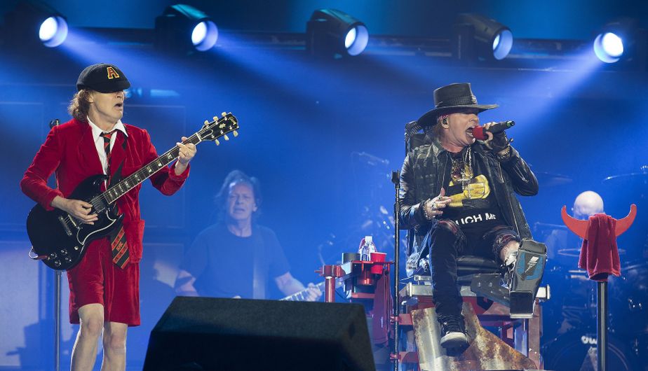 GRA470. SEVILLA, 10/05/2016.- El guitarrista del grupo de rock australiano AC/DC, Angus Young (i), y el vocalista Axl Rose (d), voz de Guns' N Roses, durante el concierto de su gira mundial "Rock od Bust" ofrecido esta noche en el estadio de La Cartuja, en Sevilla. EFE/José Manuel Vidal