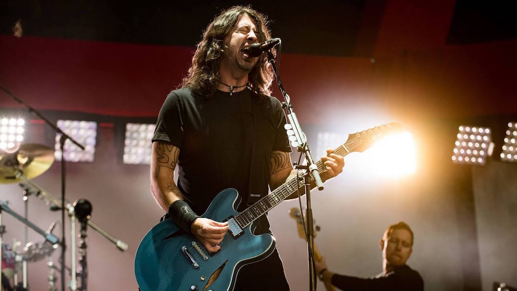 Трек музыкант. Foo Fighters. Foo Fighters - Everlong (Live on 2 Meter sessions). Foo Fighters Star. Foo Fighters hot.