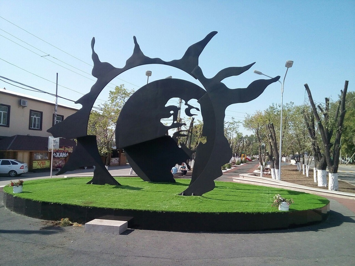 Монумент Виктoру Цoю в Кaраганде