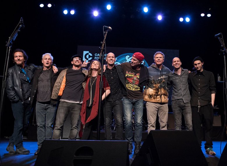 Эдди Веддер, Чэд Смит и Майк МакКриди исполнили кавер на песню Depeche Mode