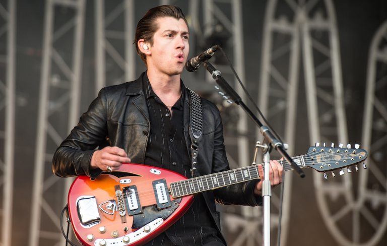 Arctic Monkeys исполнили песни с предстоящего альбома на концерте