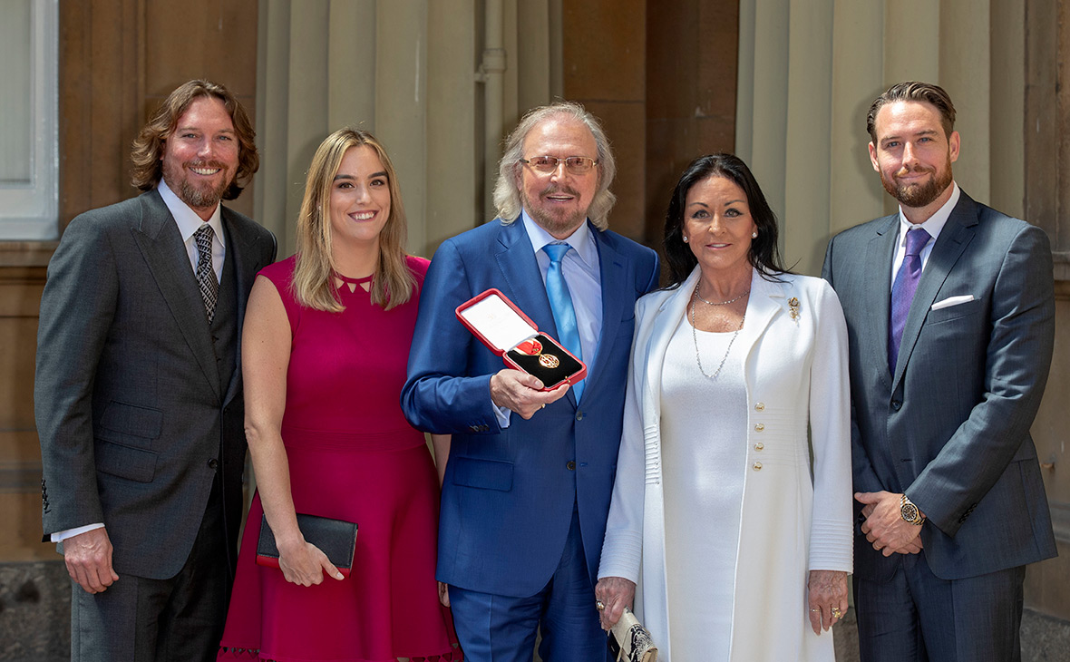 Принц Чарльз посвятил вокалиста группы Bee Gees Барри Гибба в рыцари