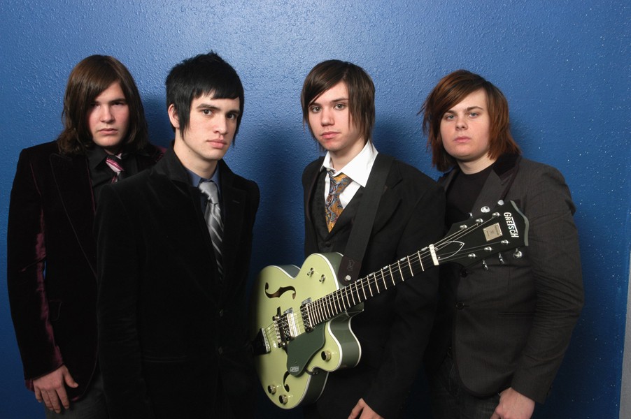 В сети появилась запись выступления Panic! At The Disco 2005 года