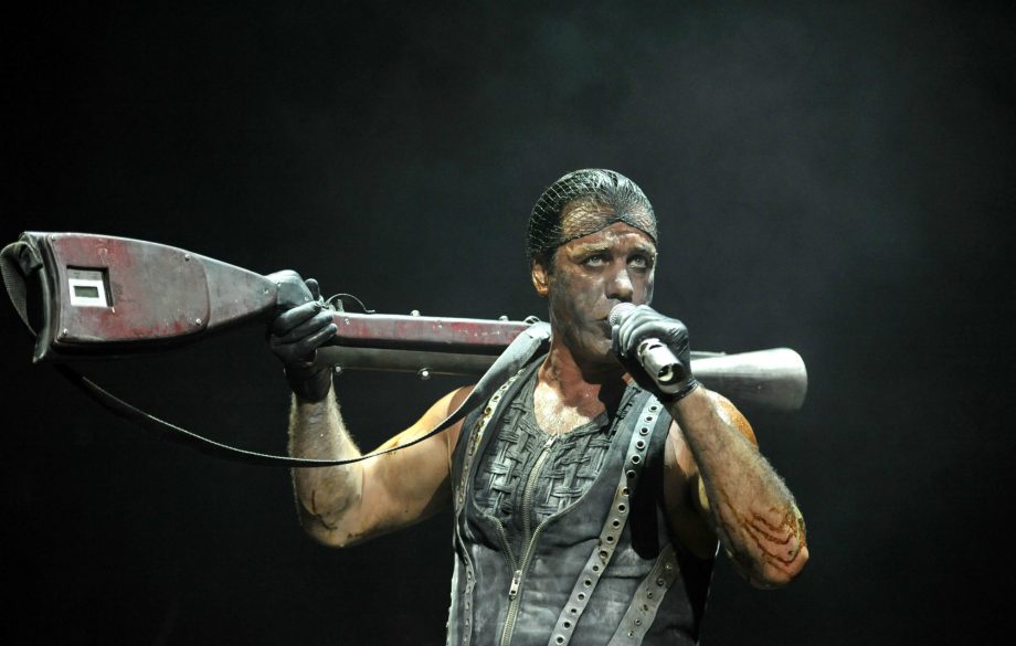 Лидер Rammstein сломал челюсть поклоннику
