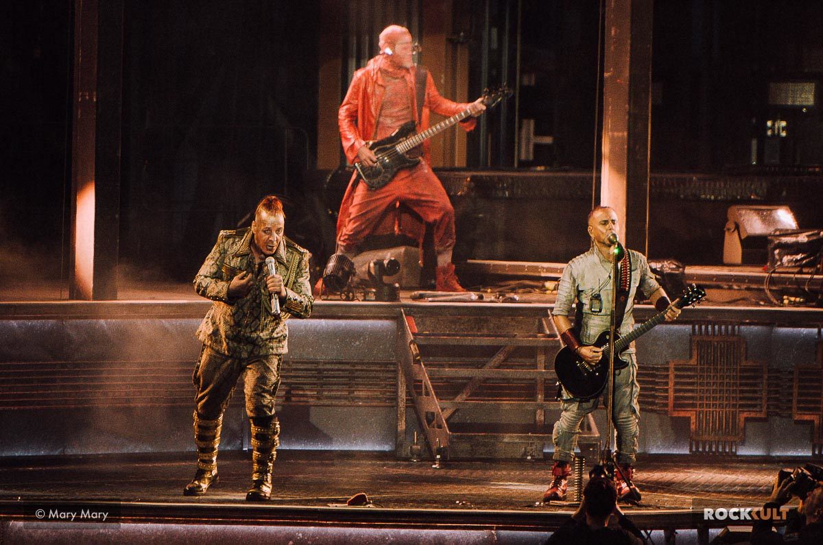 Песня Rammstein Deutschland всю ночь играла на стадионе в Будапеште на полную громкость