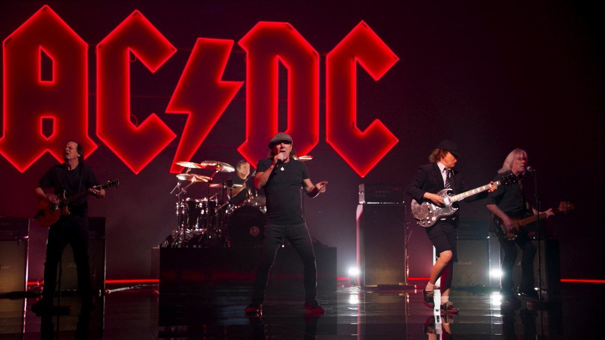 Исследование показало, что хирурги работают лучше, если они слушают AC/DC во время операций